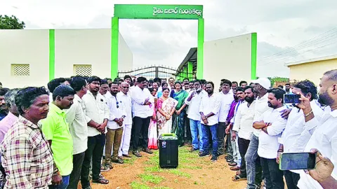 నేమ్‌ బోర్డులో వైఎస్సార్‌ పేరు తొలగింపు 