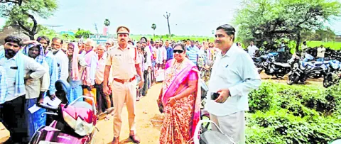యూరియా కోసం బారులు
