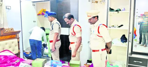 తాళం వేసిన ఇంట్లో బంగారు ఆభరణాలు చోరీ
