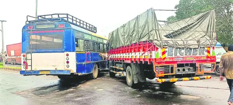 ఆర్టీసీ బస్సు, వ్యాన్‌ ఢీ 