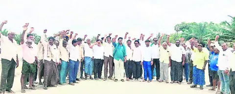 రోడ్డెక్కిన గ్రీన్‌ఫీల్డ్‌ హైవే భూ నిర్వాసిత రైతులు 