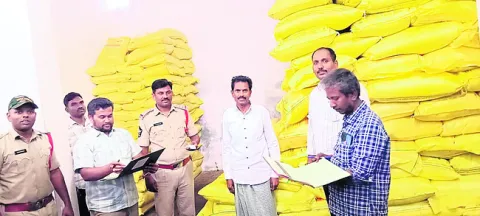 రూ.6.39 లక్షల ఎరువుల సీజ్‌ 