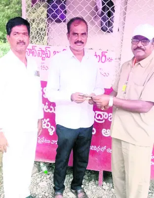 పోగొట్టుకున్న  పర్సు అప్పగింత