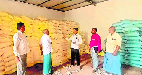 ఫెర్టిలైజర్‌ దుకాణాలపై విజిలెన్స్‌ దాడులు 
