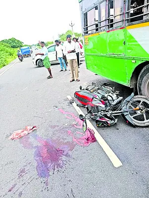 రోడ్డు ప్రమాదంలో తండ్రీకుమారులు మృతి 