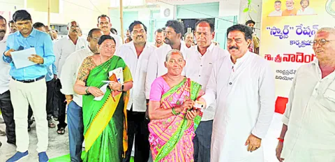 చురుగ్గా రేషన్‌ స్మార్ట్‌ కార్డుల పంపిణీ 