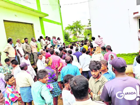 యూరియా ప్రైవేటు దోపిడీ 