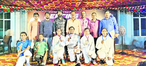రాష్ట్రస్థాయి ఫెన్సింగ్‌ పోటీల్లో జిల్లాకు పతకాలు