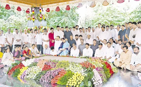 YS Jagan Pays Tribute To Dr YS Rajasekhara Reddy at Idupulapaya