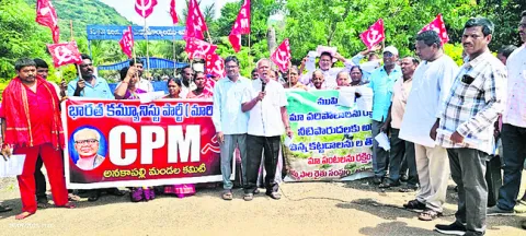 అనధికారిక లేఅవుట్లతో పంట భూములకు నష్టం 