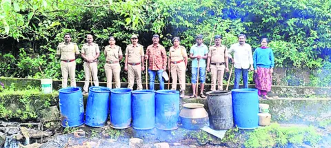 సారా తయారీపై ఉమ్మడి రాష్ట్రాల ఎకై ్సజ్‌ దాడులు 