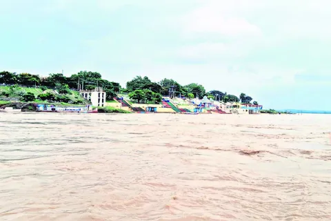 మళ్లీ పెరిగిన గోదావరి