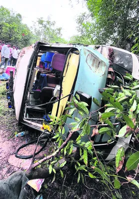 బోల్తాపడిన టెంపో ట్రావెలర్‌