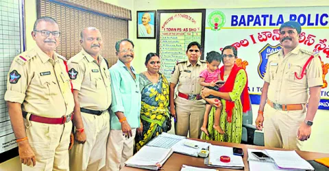 తప్పిపోయిన పాప తల్లిదండ్రుల చెంతకు 