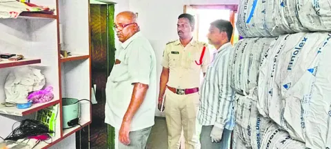 తాళం వేసిఉన్న ఇంట్లో చోరీ 