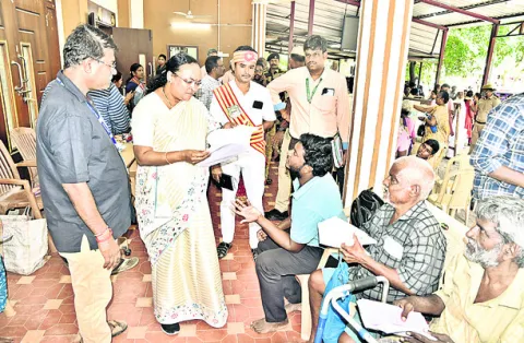 దివ్యాంగుల సమస్యలను పరిష్కరించాలి 
