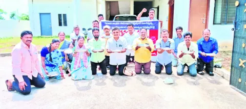 ఎమ్మెల్యే క్యాంపు ఆఫీస్‌ ఎదుట వర్కర్ల భిక్షాటన
