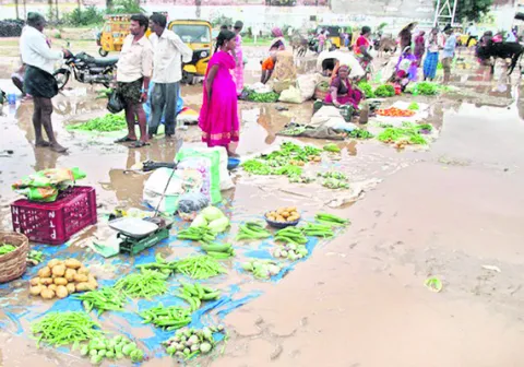 రహదారులే గోదారులు.. 
