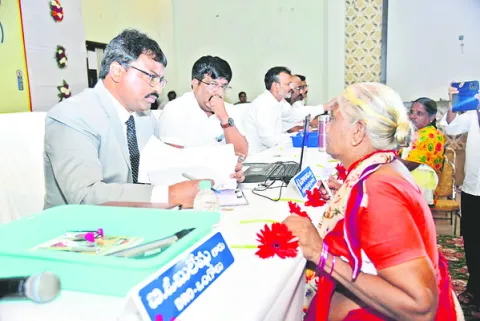అర్జీలపై ప్రత్యేక దృష్టి సారించండి 