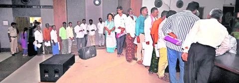 బారులు తీరి.. సమస్యలు నివేదించి!
