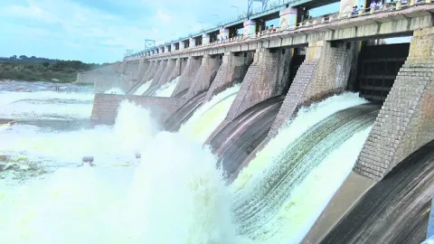 సీఎంఆర్‌ఎఫ్‌ చెక్కుల పంపిణీలో గోల్‌మాల్‌
