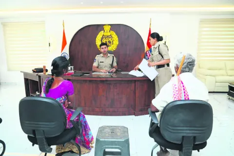 ఫిర్యాదులను త్వరగా పరిష్కరించాలి