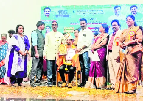 రైటర్‌ రాజుకు జాతీయ ప్రతిభా పురస్కారం 