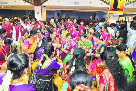 అబుదాబిలో పూలపండుగ 
