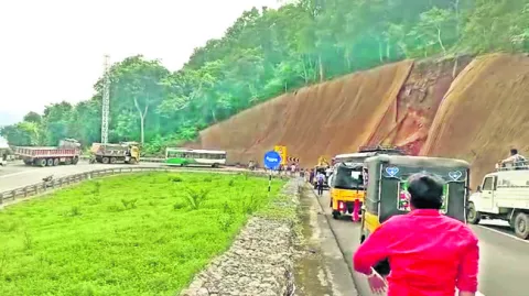 చింతాలమ్మ ఘాట్‌రోడ్డులో జారిపడిన మట్టి 
