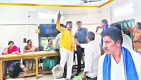 దళిత నాయకుల నినాదాలు.. 
