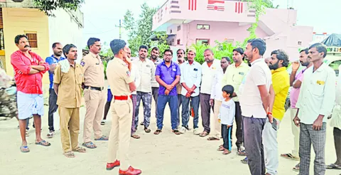 సీసీ కెమెరాలతో నేరాల అదుపు 