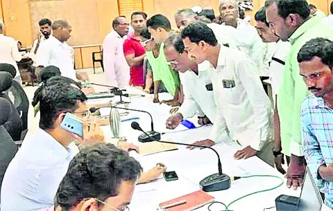 అర్జీల పరిష్కారంలో అలసత్వం తగదు 