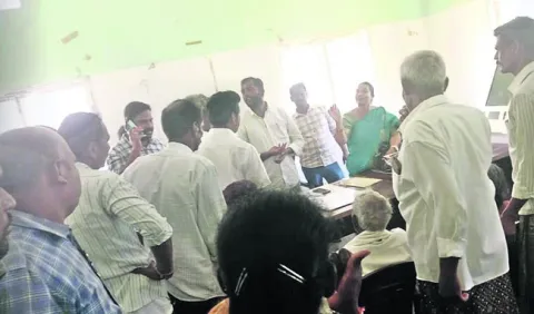 యూరియా కోసం ఘెరావ్‌ 