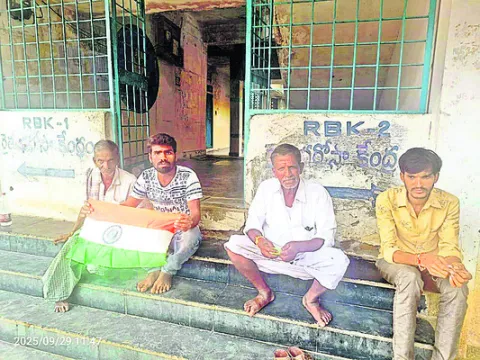 ‘ఈ–క్రాప్‌’ నమోదు చేయాలంటూ వినూత్న నిరసన 