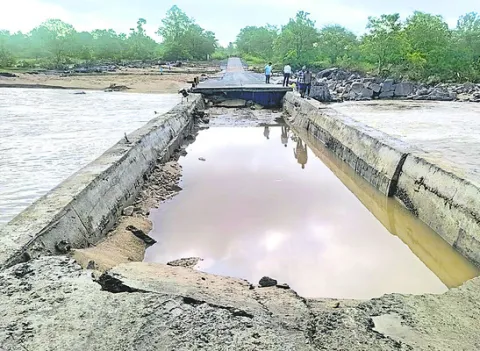 అలుగుపారి..  వంతెన దెబ్బతిని