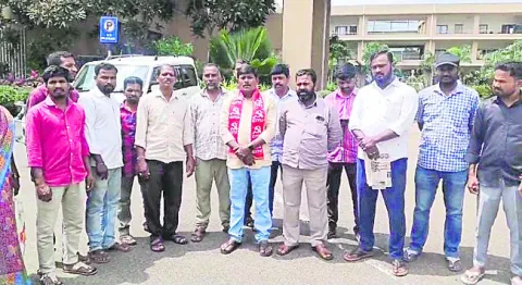 పెండింగ్‌ వేతనాలు విడుదల చేయాలి 