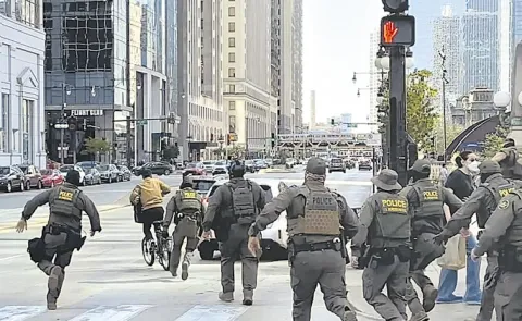 Border Patrol agents chase bicyclist in downtown Chicago