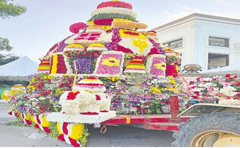 Dussehra 2025: Making Huge Bathukamma With Varieties Of Flowers 