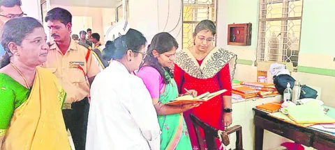 సూపరింటెండెంట్‌ సహా ముగ్గురు వైద్యుల గైర్హాజర్‌