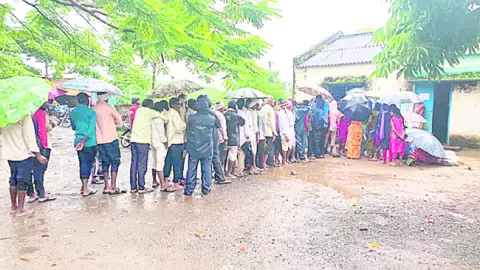 వానలోనూ.. క్యూలోనే
