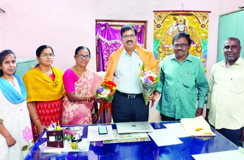 పత్రికా స్వేచ్ఛను హరిస్తున్నారు