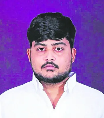 కారు అదుపుతప్పి.. వాగులో పడి 