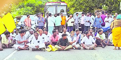 యూరియా కోసం రాస్తారోకో