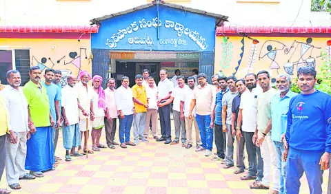 ఆలయ భూమిలో రోడ్డు లేదు 