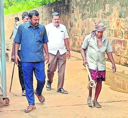 శ్రీవారి దర్శనం క్యూలైన్లలో పాము కలకలం 