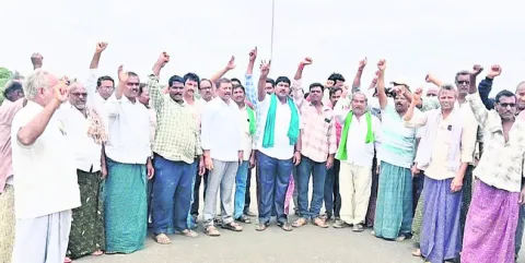 సర్వీస్‌ రోడ్ల కోసం రాస్తారోకో 