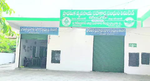 సీఈవోల బదిలీపై హైకోర్టు స్టే