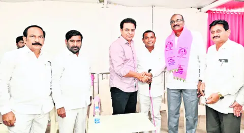 కేటీఆర్‌ సమక్షంలో  బీఆర్‌ఎస్‌లో చేరిక