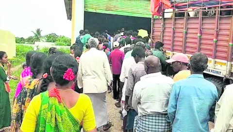 యూరియా తిప్పలు.. రైతుల ఆందోళనలు