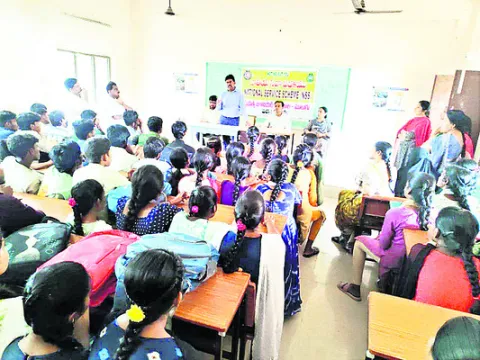 నవ సమాజ నిర్మాణానికి నడుం బిగించాలి
